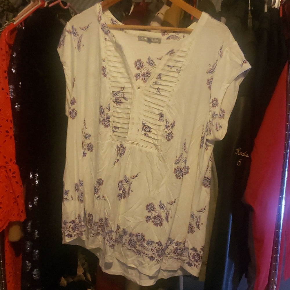 Plus size sleeveless women's top